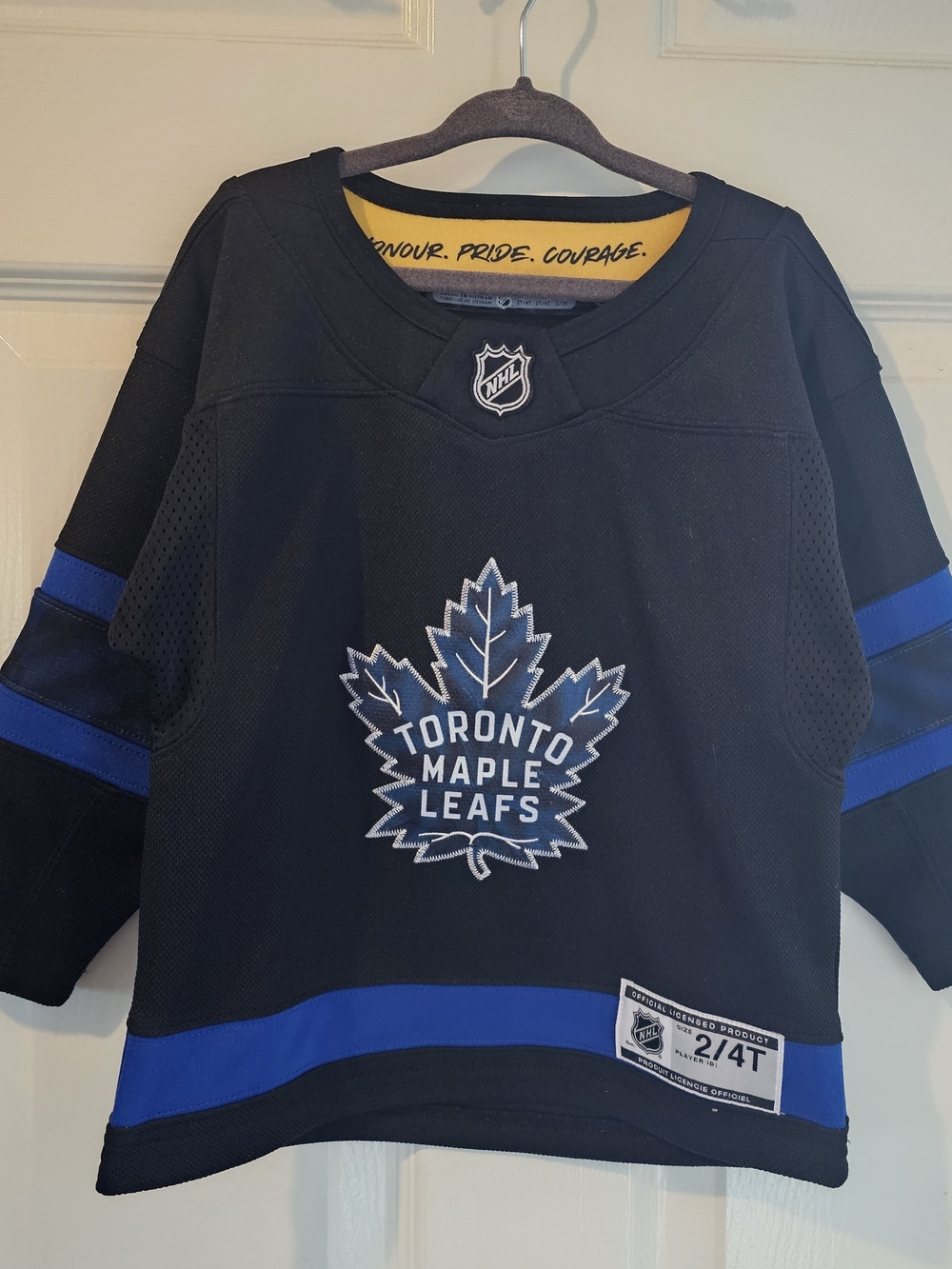 Official NHL Toronto Maple Leafs Auston Matthews hockey jersey (size 2/4T)